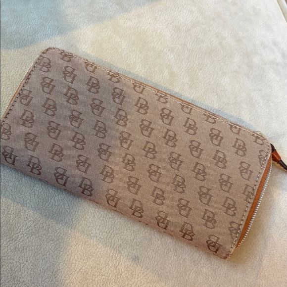 Dooney & Bourke Beige Logo Wallet GUC. 8” x 4.25” x 1” - Picture 5 of 11